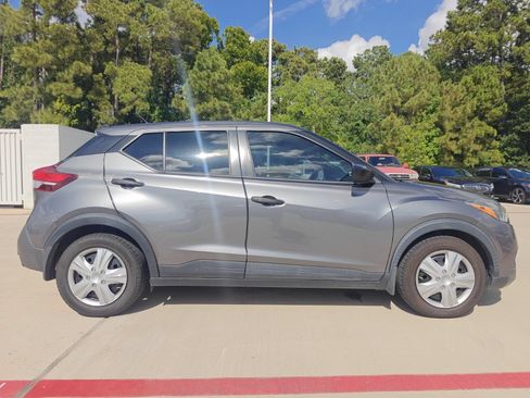Used 2020 Nissan Kicks S FWD image 2
