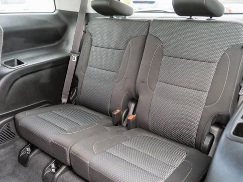 Used 2023 GMC Acadia SLE image 12