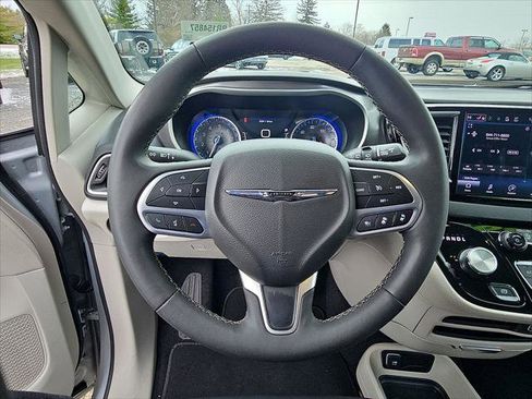 Used 2024 Chrysler Pacifica Touring-L FWD image 16