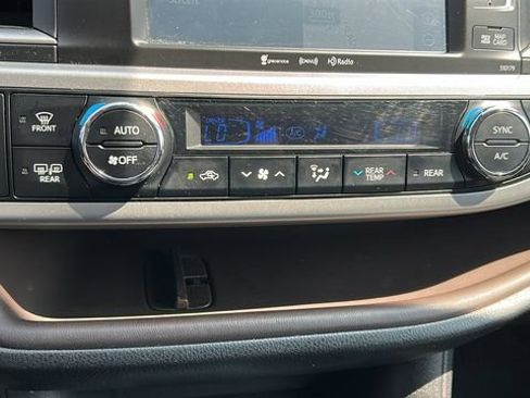 Used 2017 Toyota Highlander XLE AWD/4WD image 18