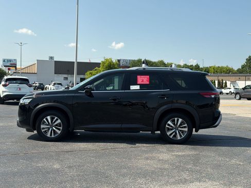 Used 2023 Nissan Pathfinder SL AWD/4WD image 3
