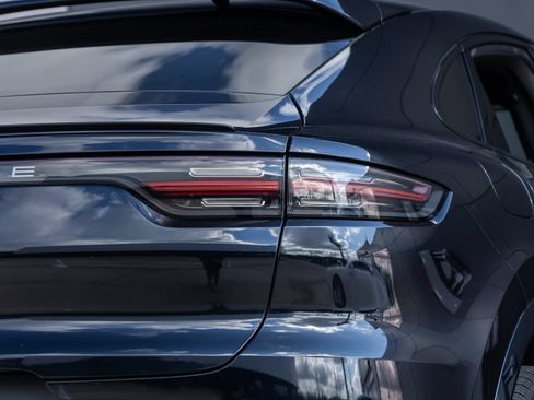 Certified 2023 Porsche Cayenne Platinum Edition AWD/4WD image 16