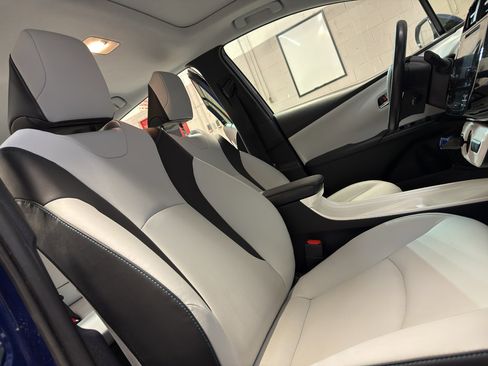 Used 2016 Toyota Prius Four image 22