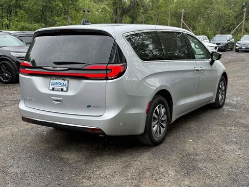 Used 2024 Chrysler Pacifica Select image 2