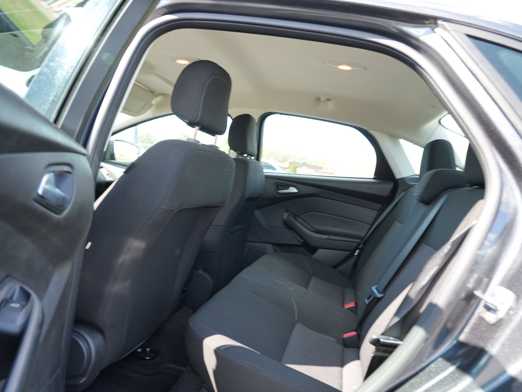 Used 2018 Ford Focus SE FWD image 19