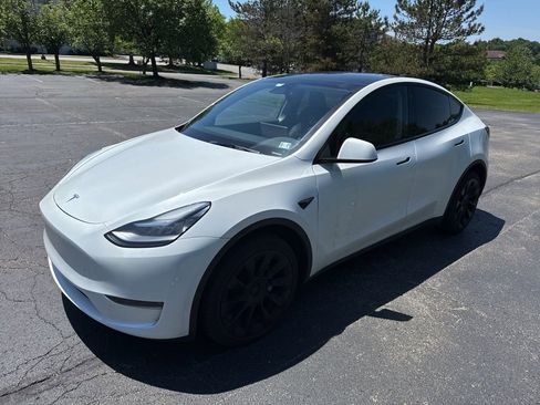 Used 2023 Tesla Model Y Long Range AWD/4WD image 3