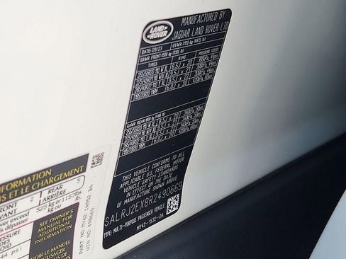 Used 2024 Land Rover Discovery S image 27