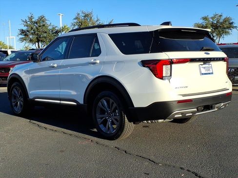 Used 2025 Ford Explorer Active w/ Active Comfort Package image 3
