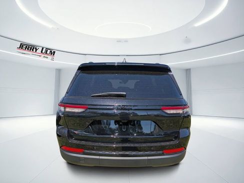 New 2025 Jeep Grand Cherokee Altitude RWD image 4
