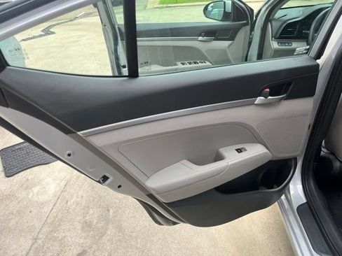 Used 2020 Hyundai Elantra SE FWD image 13