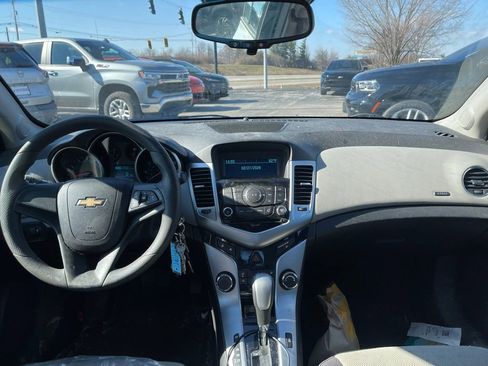 Used 2014 Chevrolet Cruze LS image 9