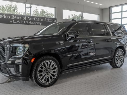 Used 2024 GMC Yukon XL Denali Ultimate AWD/4WD image 3