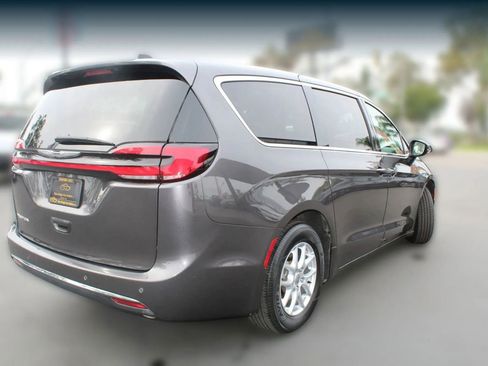 Used 2023 Chrysler Pacifica Touring-L image 5