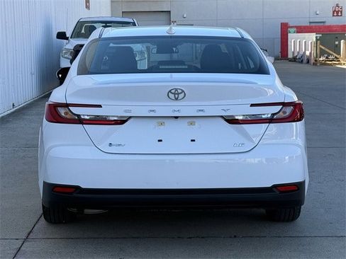 Used 2025 Toyota Camry SE image 5
