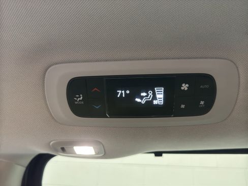 Used 2023 Chrysler Pacifica Touring-L AWD/4WD image 13