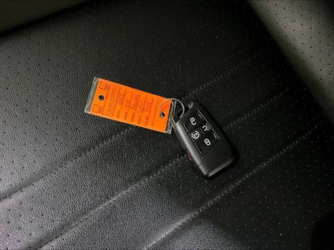 Used 2022 Volkswagen Tiguan SE w/ Panoramic Sunroof Package image 15