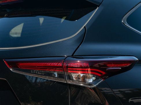 Certified 2025 Toyota Highlander Limited FWD image 7