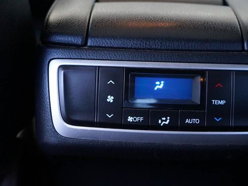 Used 2019 Toyota Highlander SE w/ Nightshade Edition FWD image 26