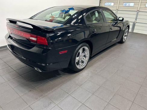 Used 2014 Dodge Charger SE RWD image 3