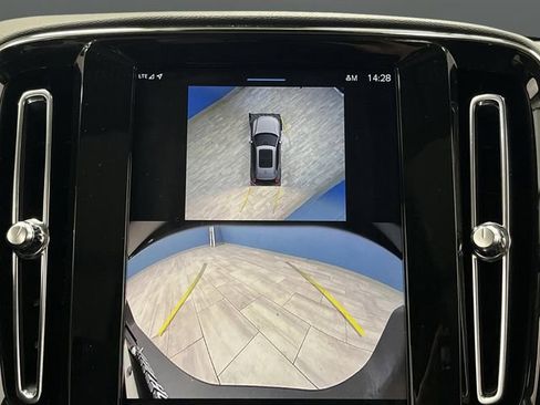 Used 2024 Volvo XC40 B5 Plus image 11