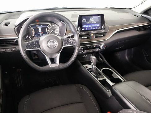 Used 2024 Nissan Altima 2.5 SV image 2