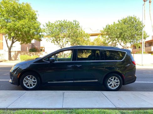 Used 2020 Chrysler Pacifica Touring-L FWD image 15