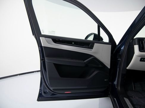 New 2026 Porsche Cayenne image 14