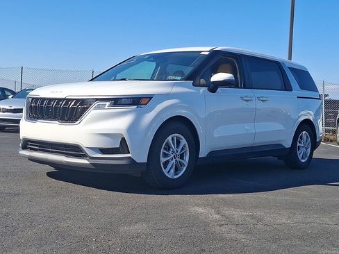 Certified 2024 Kia Carnival LX image 3