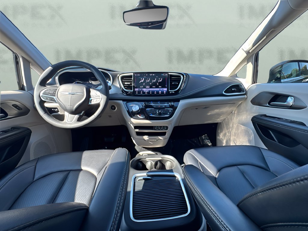 Used 2024 Chrysler Pacifica Limited FWD image 13