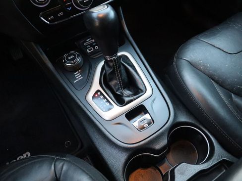 Used 2018 Jeep Cherokee Limited image 34