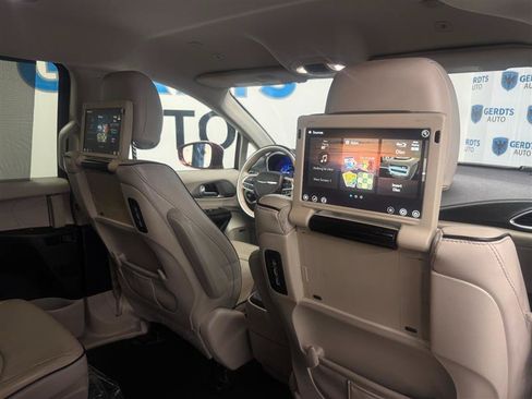 Used 2018 Chrysler Pacifica Limited w/ Advanced Safetytec Group FWD image 17