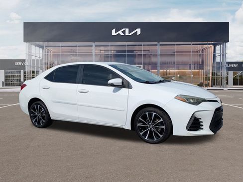 Used 2018 Toyota Corolla SE w/ SE Premium Package FWD image 1