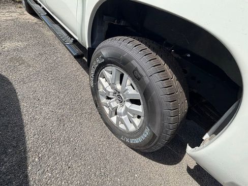 Used 2023 Nissan Frontier SV image 6