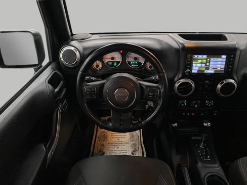 Used 2016 Jeep Wrangler Unlimited Sahara w/ Connectivity Group AWD/4WD image 12