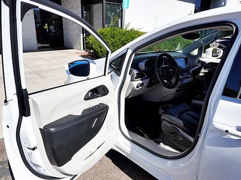 Used 2022 Chrysler Pacifica Touring-L FWD image 36