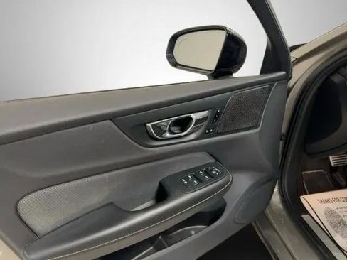 Used 2020 Volvo S60 T5 R-Design image 8