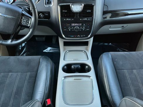 Used 2016 Chrysler Town & Country Limited image 10