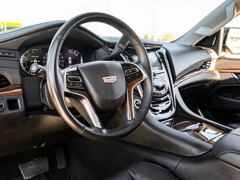 Used 2018 Cadillac Escalade Luxury image 3