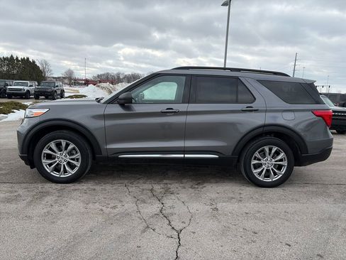 Used 2023 Ford Explorer XLT w/ Equipment Group 202A image 4