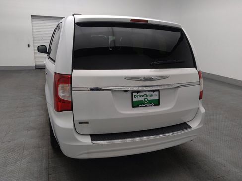 Used 2016 Chrysler Town & Country Touring image 6