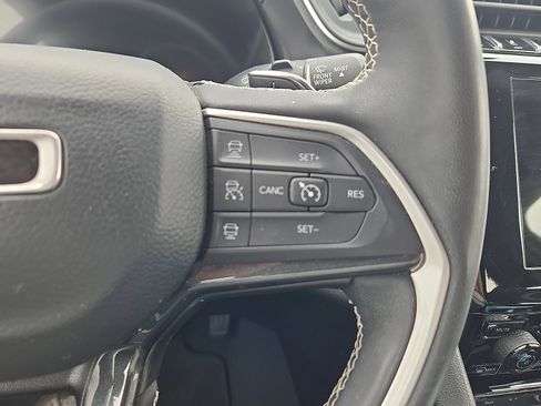 Used 2023 Jeep Grand Cherokee Altitude image 15