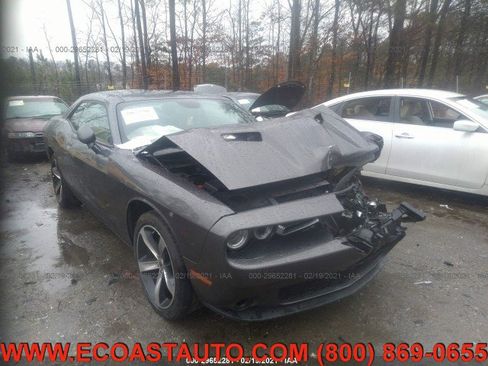 Used 2019 Dodge Challenger SXT image 1