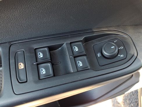 Certified 2023 Volkswagen Taos SE FWD image 18