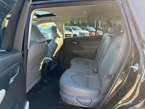 Used 2022 Toyota Highlander XLE AWD/4WD image 14