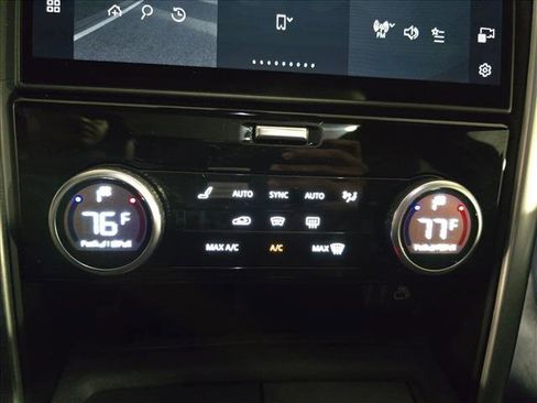 Certified 2024 Land Rover Discovery Dynamic SE image 24