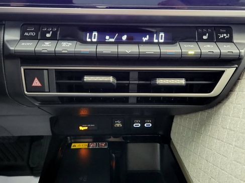 Used 2025 Toyota Camry XLE AWD/4WD image 27