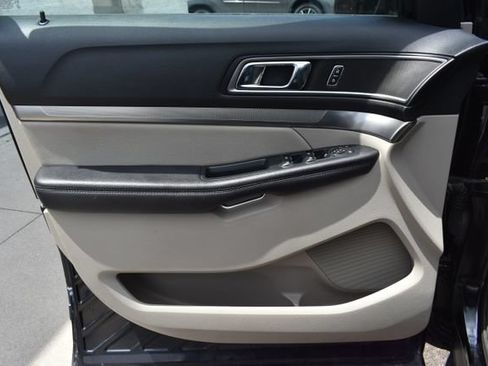 Used 2018 Ford Explorer XLT w/ XLT Technology Feature Bundle AWD/4WD image 17
