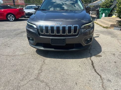 Used 2019 Jeep Cherokee Latitude Plus w/ Comfort/Convenience Group FWD image 3