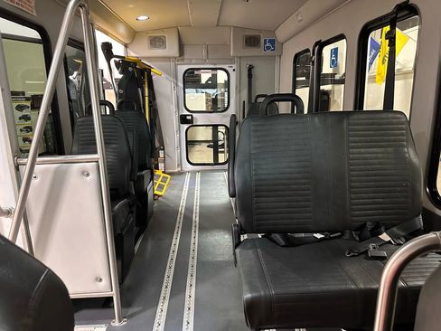 Used 2015 Ford E-350 and Econoline 350 Super Duty image 47