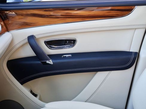 Used 2019 Bentley Bentayga AWD/4WD image 15